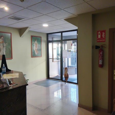 Hotel Dora Пласенсія Екстер'єр фото