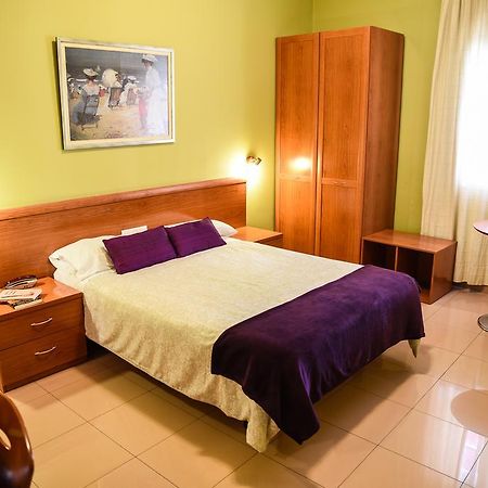 Hotel Dora Пласенсія Екстер'єр фото