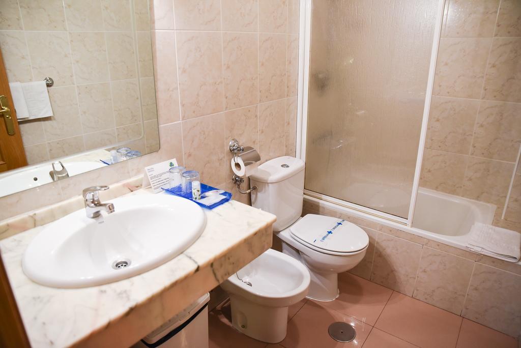Hotel Dora Пласенсія Екстер'єр фото