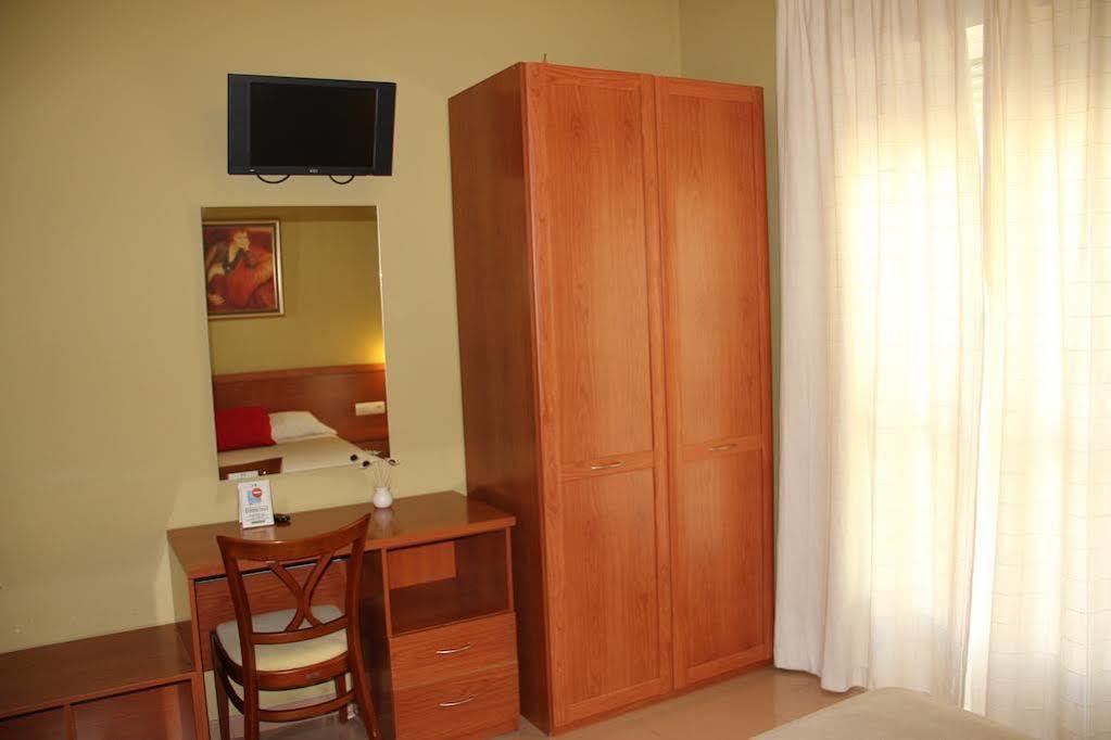 Hotel Dora Пласенсія Екстер'єр фото