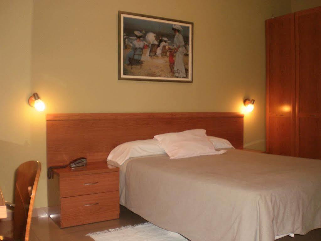Hotel Dora Пласенсія Екстер'єр фото