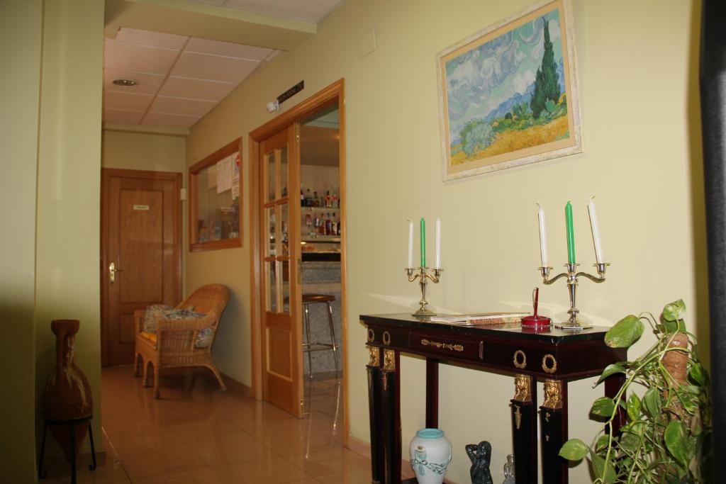 Hotel Dora Пласенсія Екстер'єр фото
