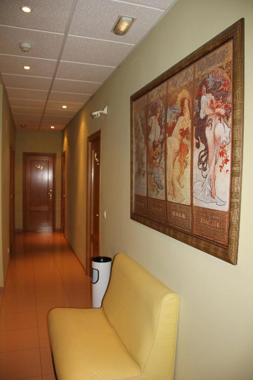 Hotel Dora Пласенсія Екстер'єр фото