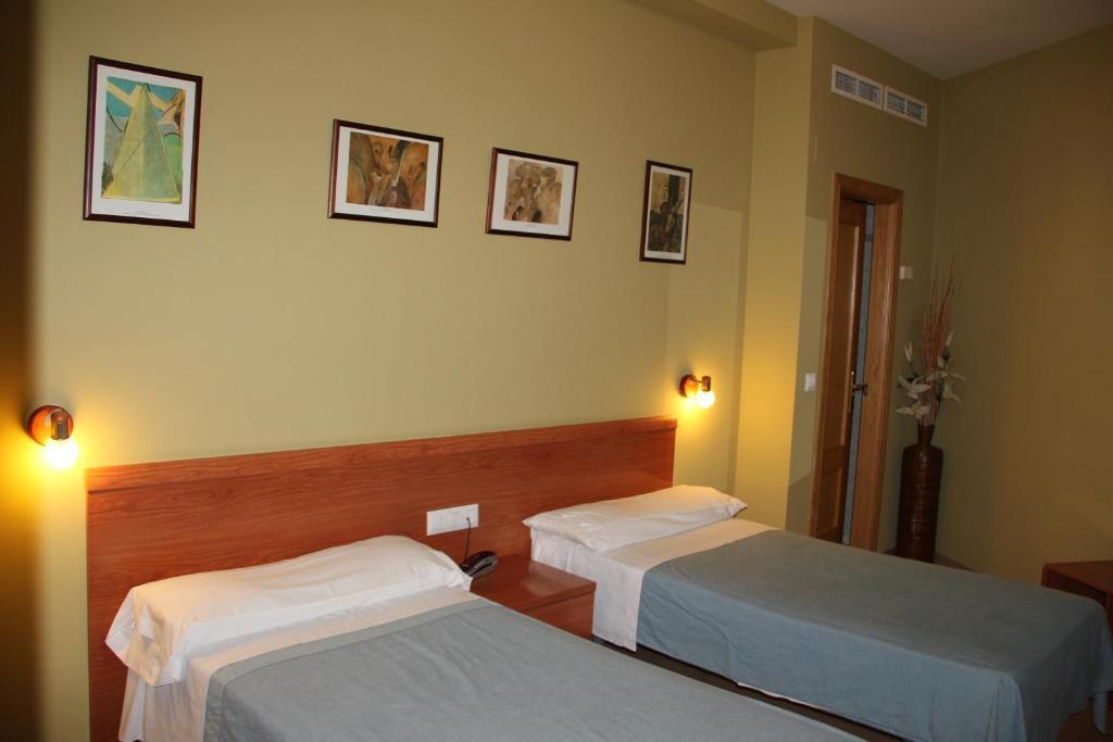 Hotel Dora Пласенсія Екстер'єр фото