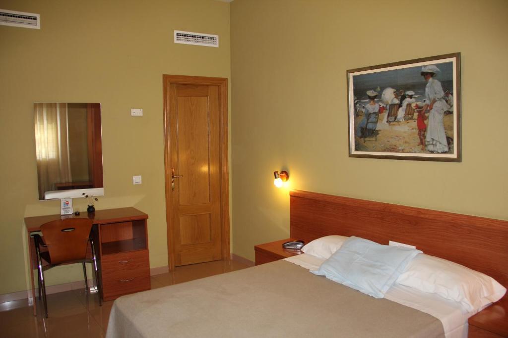 Hotel Dora Пласенсія Екстер'єр фото